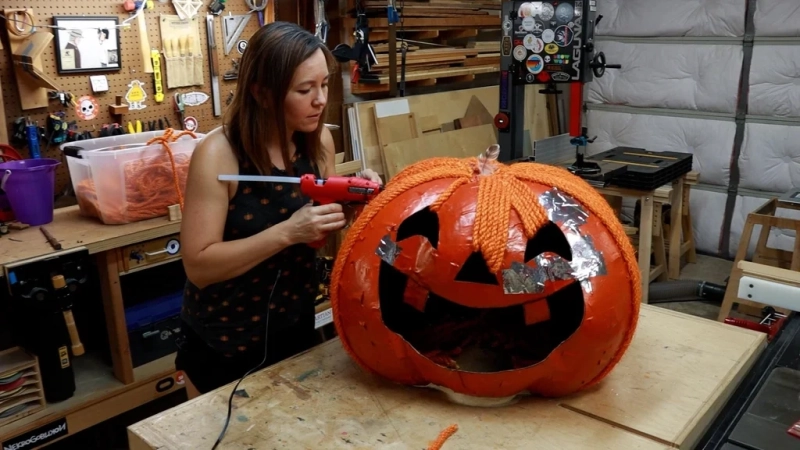 This DIY Jack-o’-Lantern Cat House is Perfect for Halloween