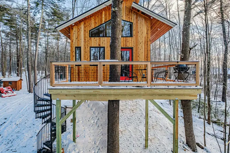 This Solar Powered Carbon Neutral Tree House is Available for Rent on Airbnb 