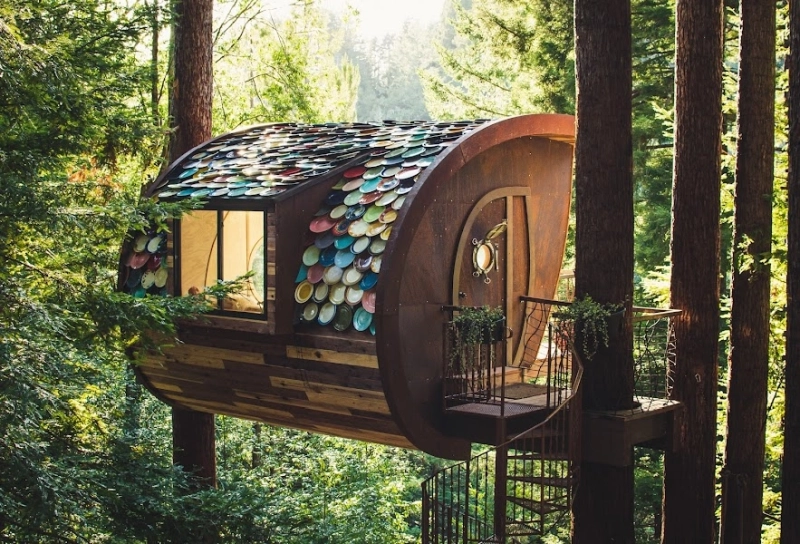 This Treehouse Uses Ceramic Dinner Plate for Roof Shingles