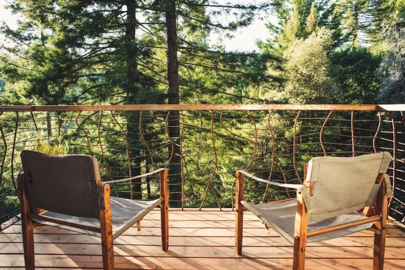 This Treehouse Uses Ceramic Dinner Plate for Roof Shingles