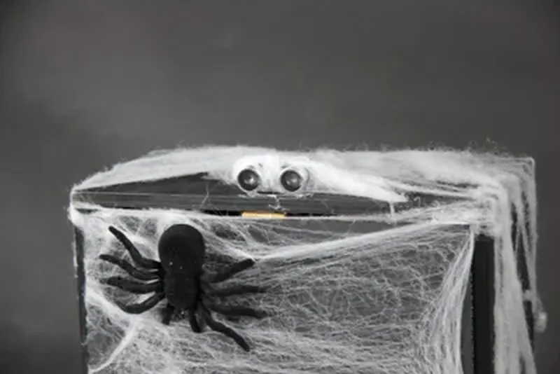 This Scary Halloween Box Features a Gliding Hidden Spider