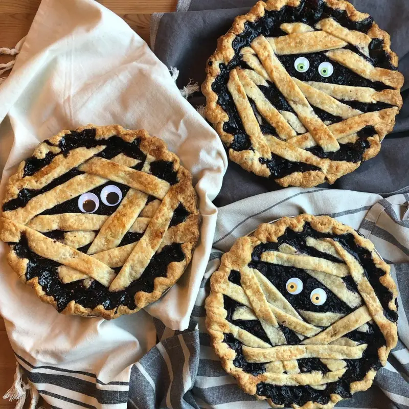 mummy Halloween Pie in black and white