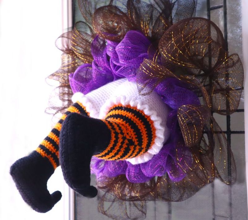 Witch crashed on the door crochet pattern for Halloween wreath