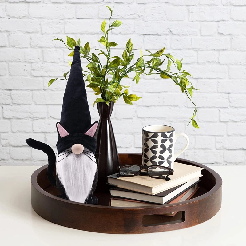 gnome symbolizing a black cat 