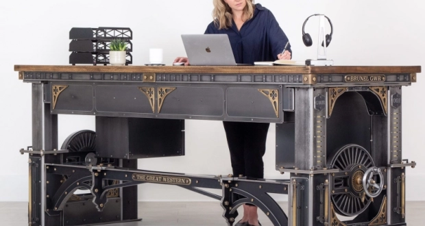 Great Western Desk by Steel Vintage Features a built-in Electric Lifting Mechanism