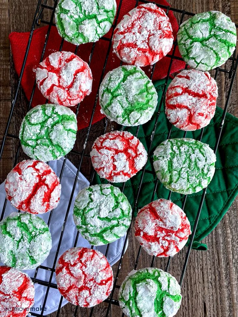 https://cdn.homecrux.com/wp-content/uploads/2021/12/Christmas-Crinkle-Cookies.jpg