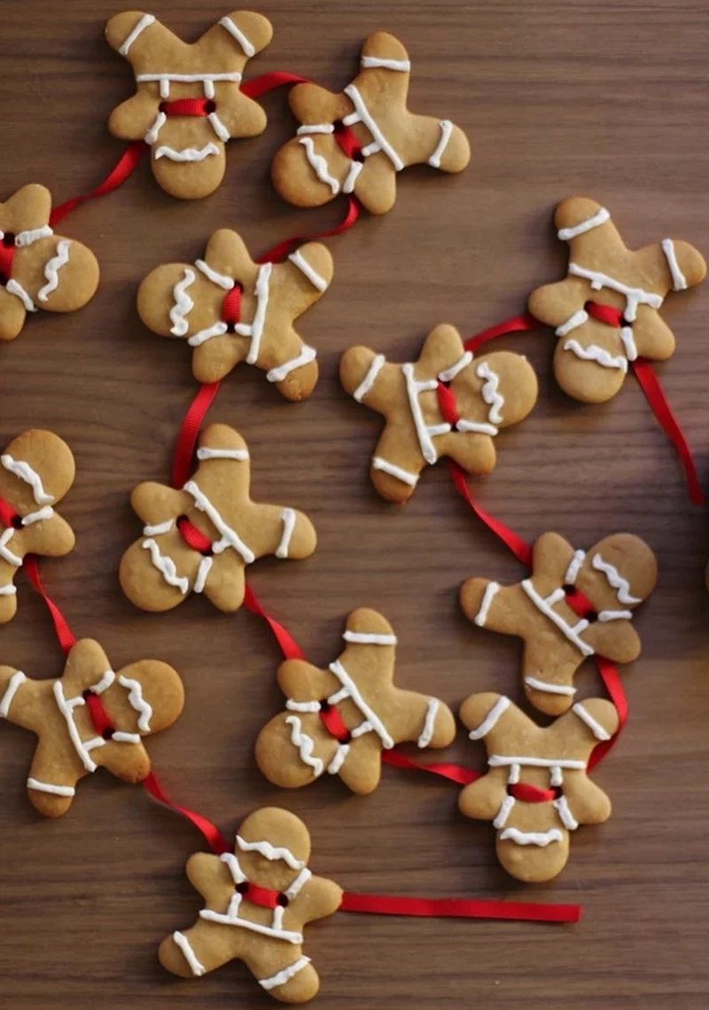 gingerbread men garland for Christmas 