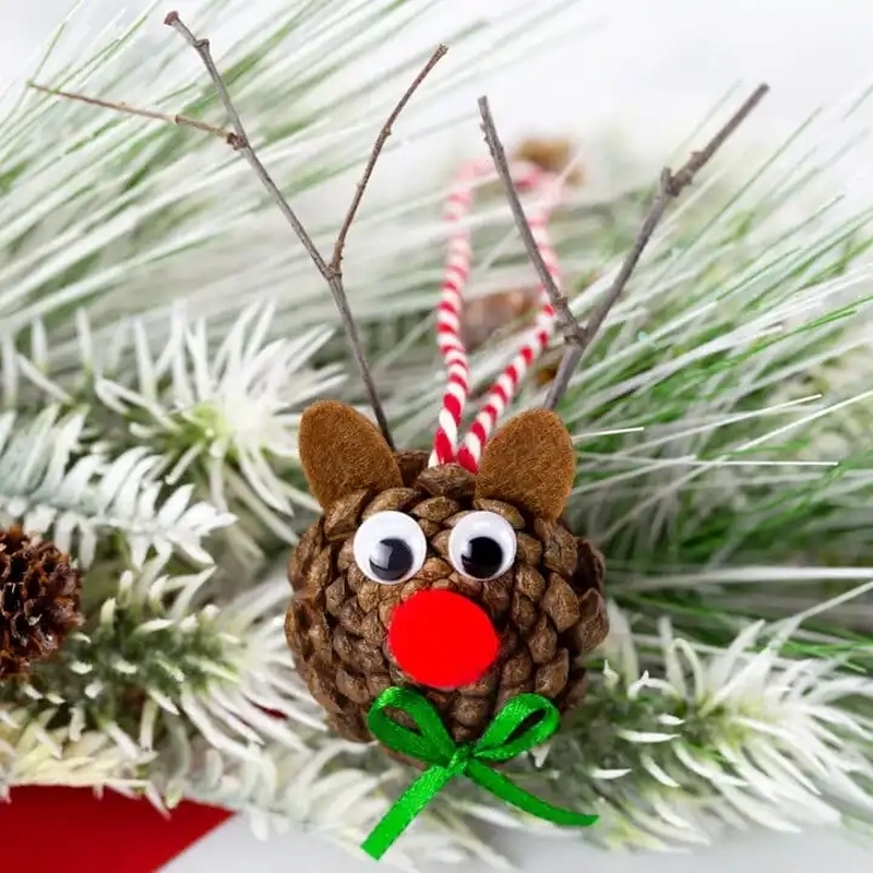 Pine cone reindeer ornaments are perfect holiday craft for kids