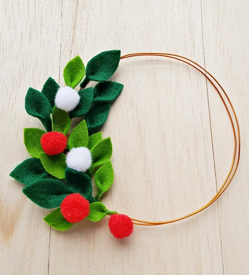 Minimalist Felt Leaf Christmas Wreath