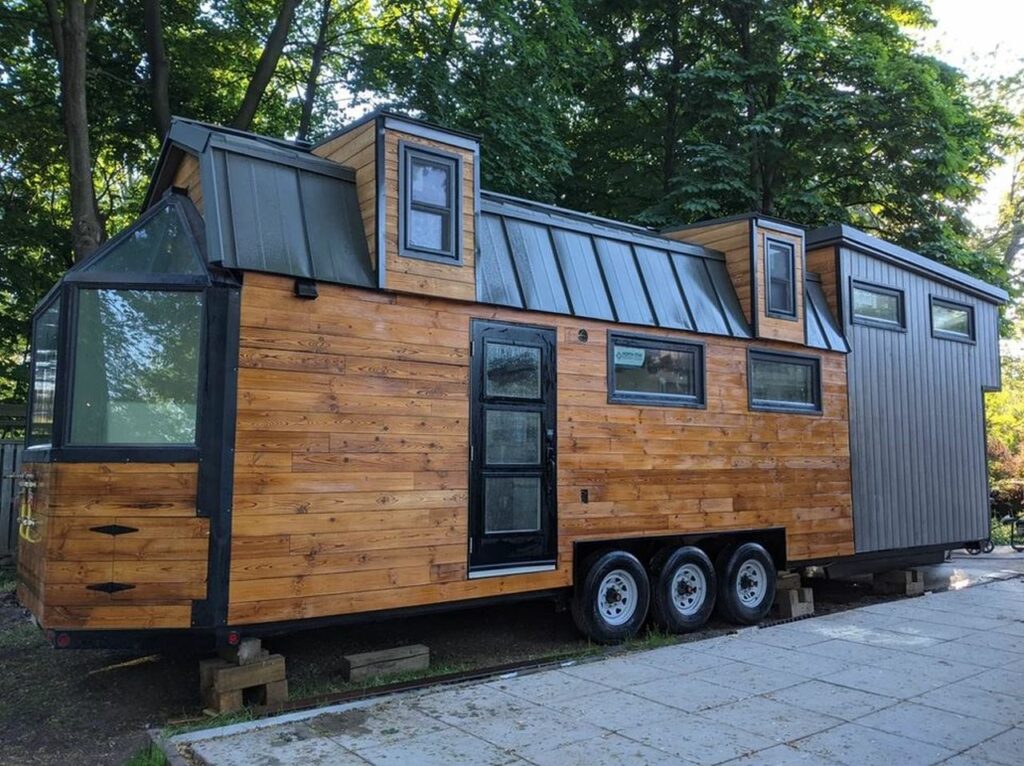 Domek Tiny house on wheels by Acorn tiny homes