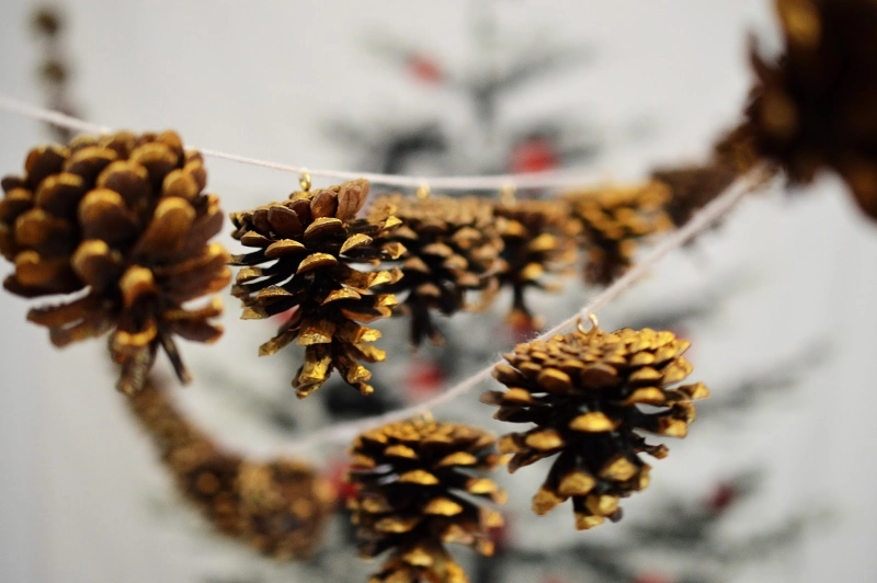 Make Christmas garland from pine cones - golden