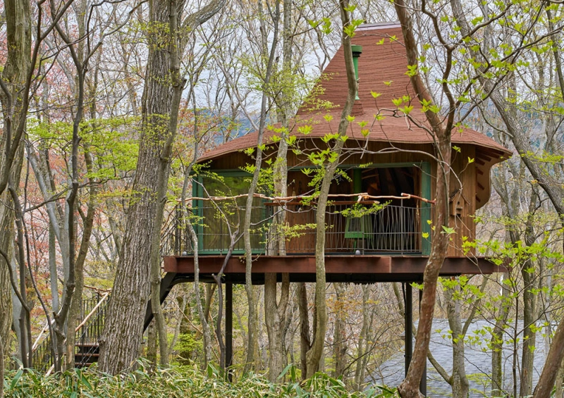 Tree Hut on Volcano: Treehouse in Japan is Minimal Escape from