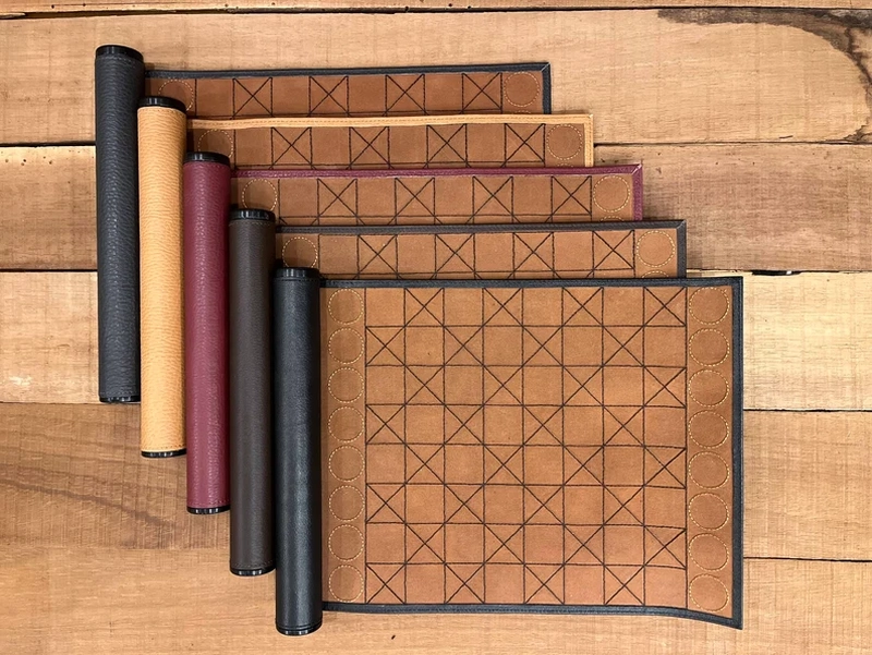 This Roll-Up Chess Set is Made of Vegetable-Tanned Leather_1