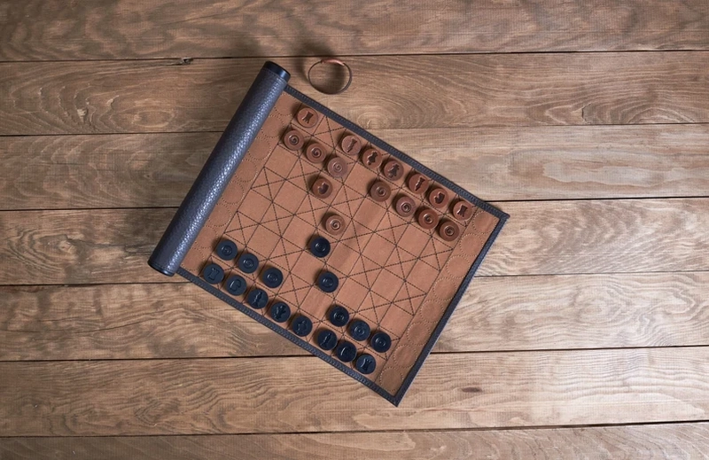 This Roll-Up Chess Set is Made of Vegetable-Tanned Leather_3