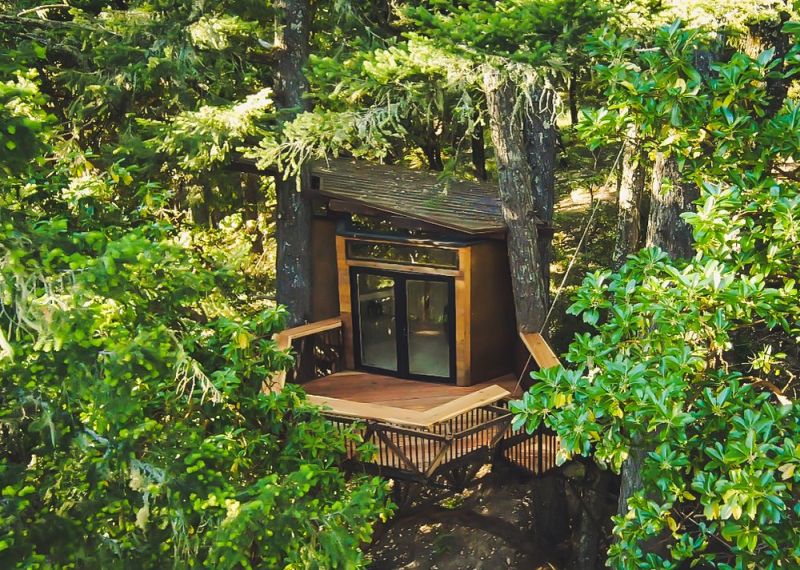 Madrone Grove Treehouse is Built on Tetratruss Modular Foundation to Minimize its Impact