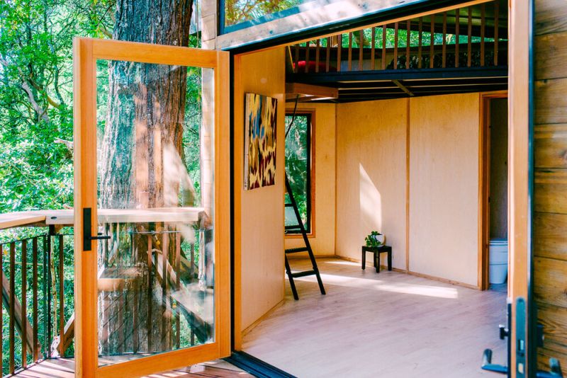 Madrone Grove Treehouse is Built on Tetratruss Modular Foundation to Minimize its Impact