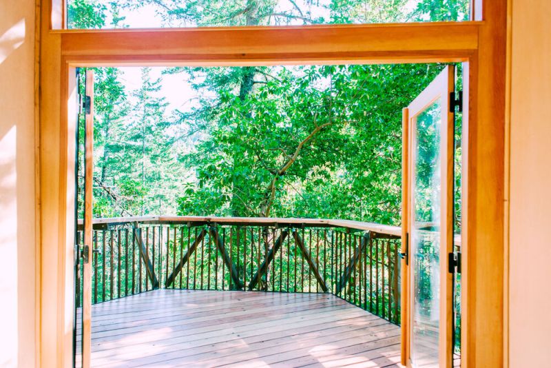 Madrone Grove Treehouse is Built on Tetratruss Modular Foundation to Minimize its Impact