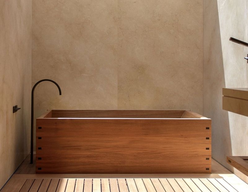 Wood bathtub