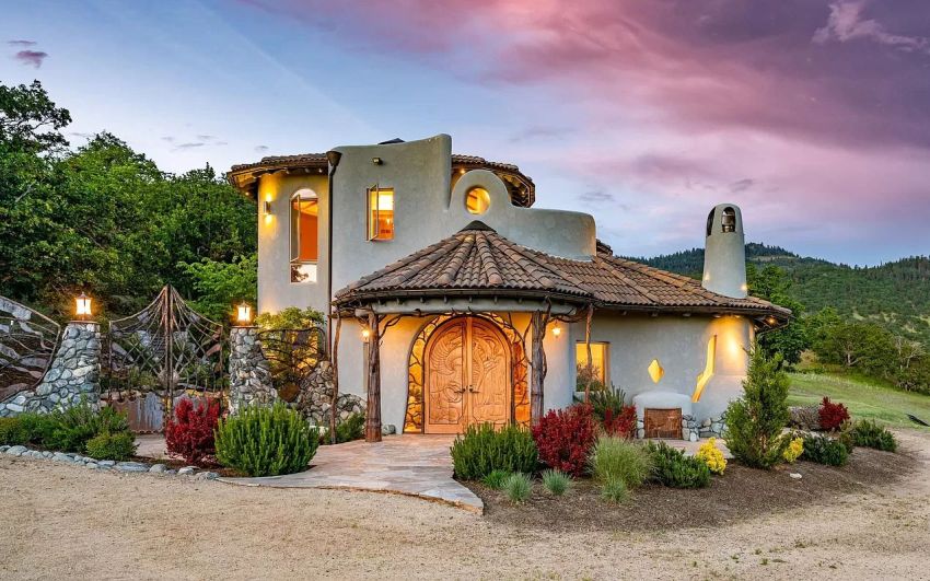 This Oregon Home with Carved Wooden Details has Wildlife Sanctuary Feel to It_10