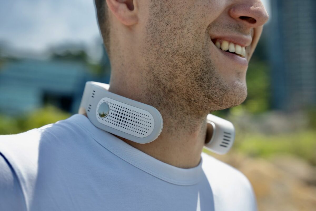 QOOLA Wearable Air Conditioner and Purifier Hooks Around the Neck