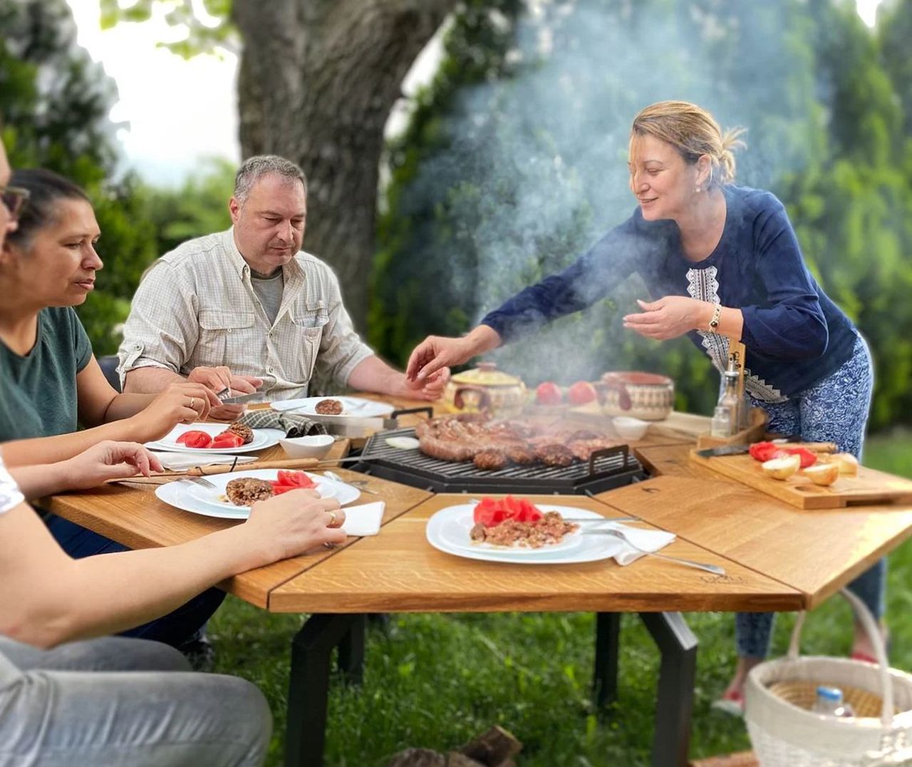 This BBQ Table Accommodates Eight People to Cook and Dine