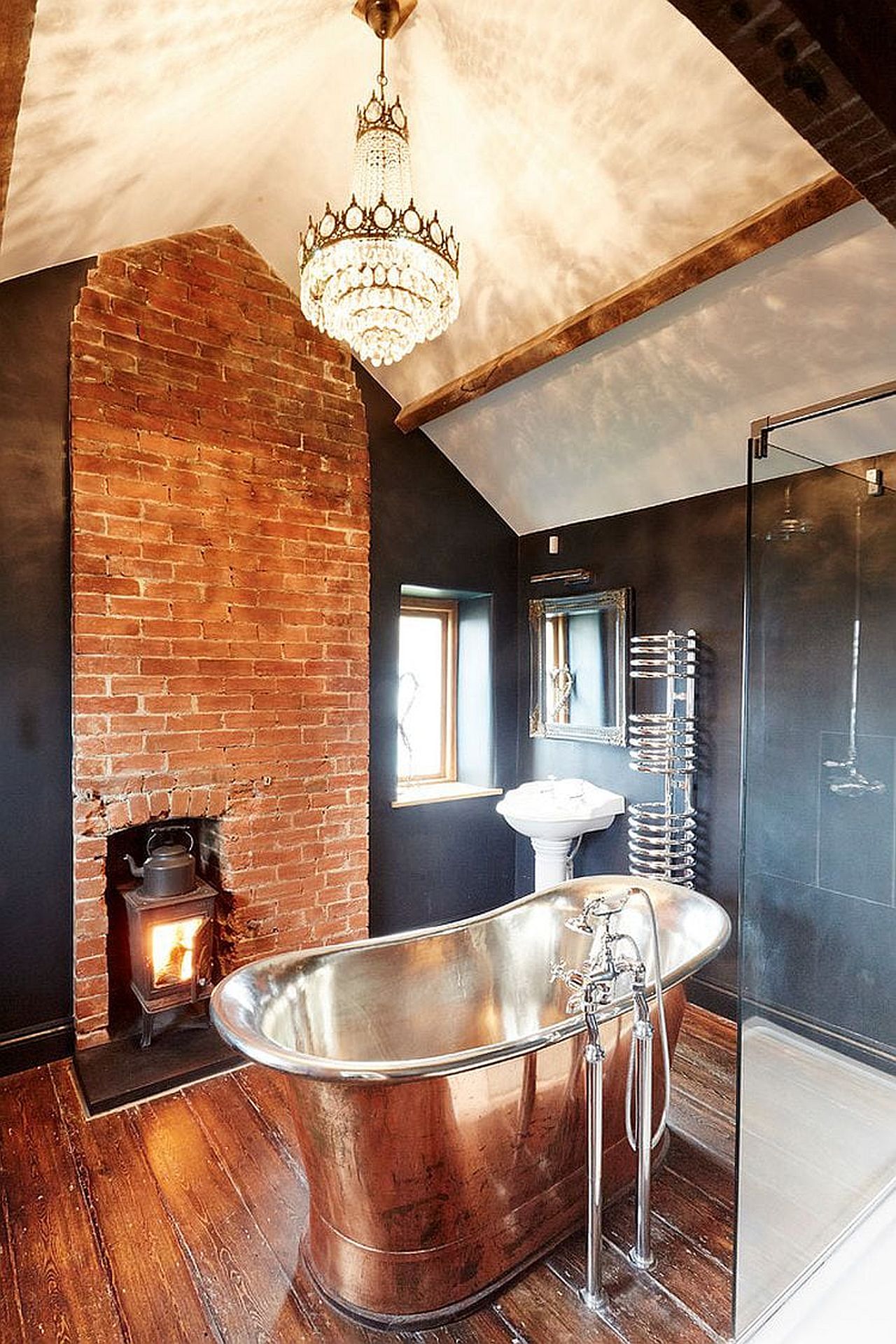 A more classic approach to the fireplace in bathroom