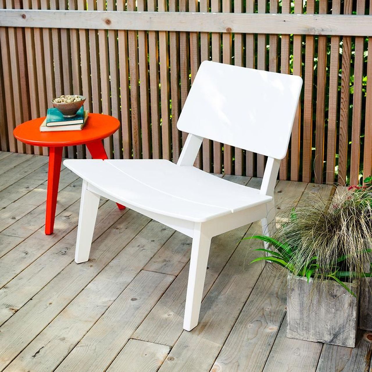 This Lounge Chair can Hold Your Wine Glass