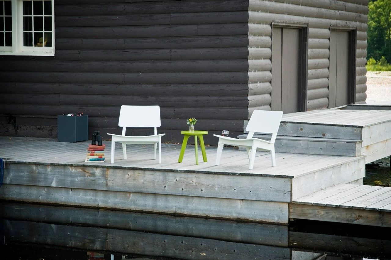 This Lounge Chair can Hold Your Wine Glass