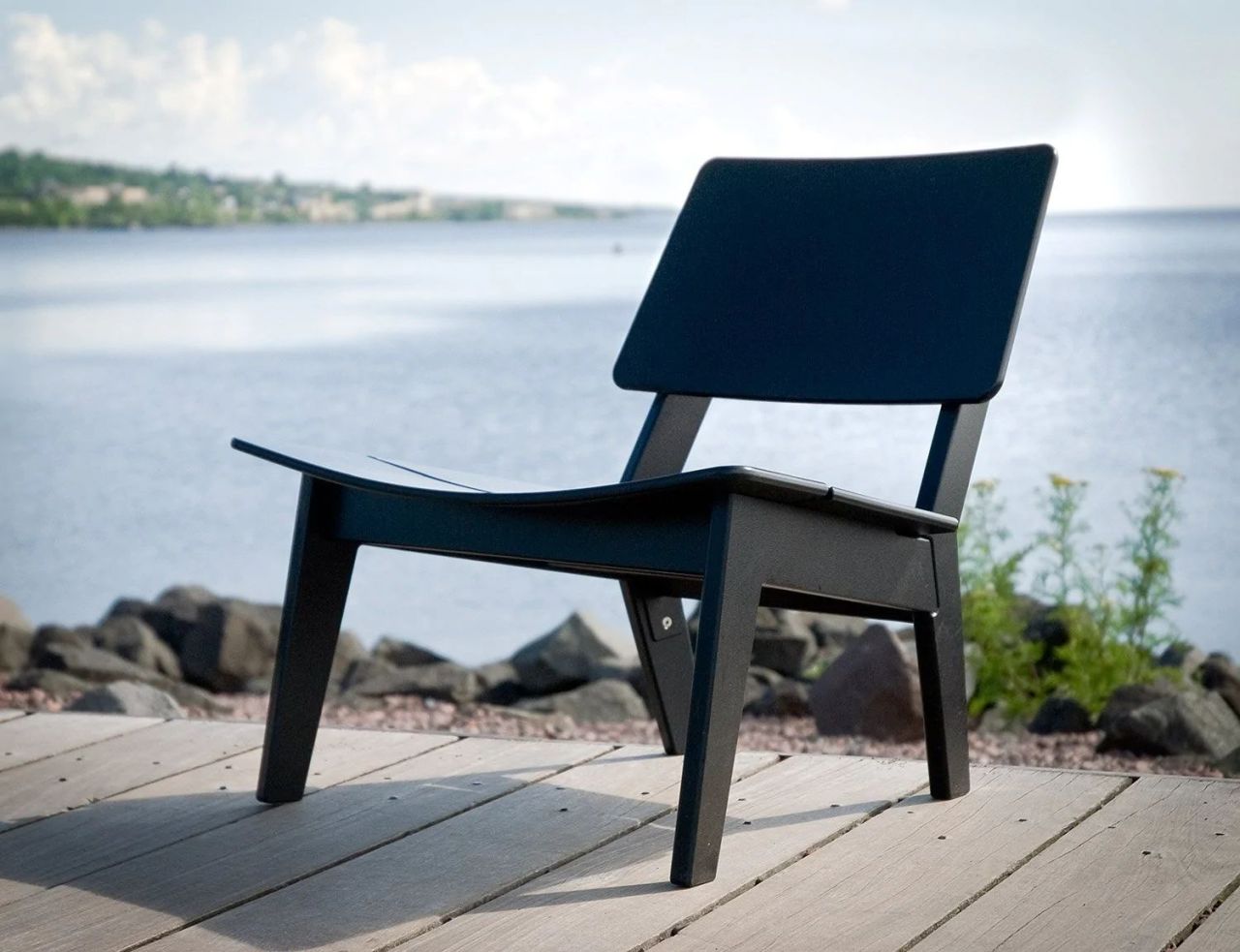 This Lounge Chair can Hold Your Wine Glass