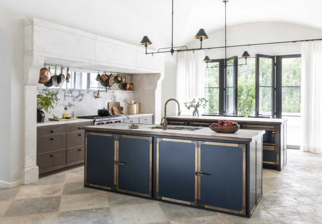 backsplashes and bold shades in kitchen in spring 2023