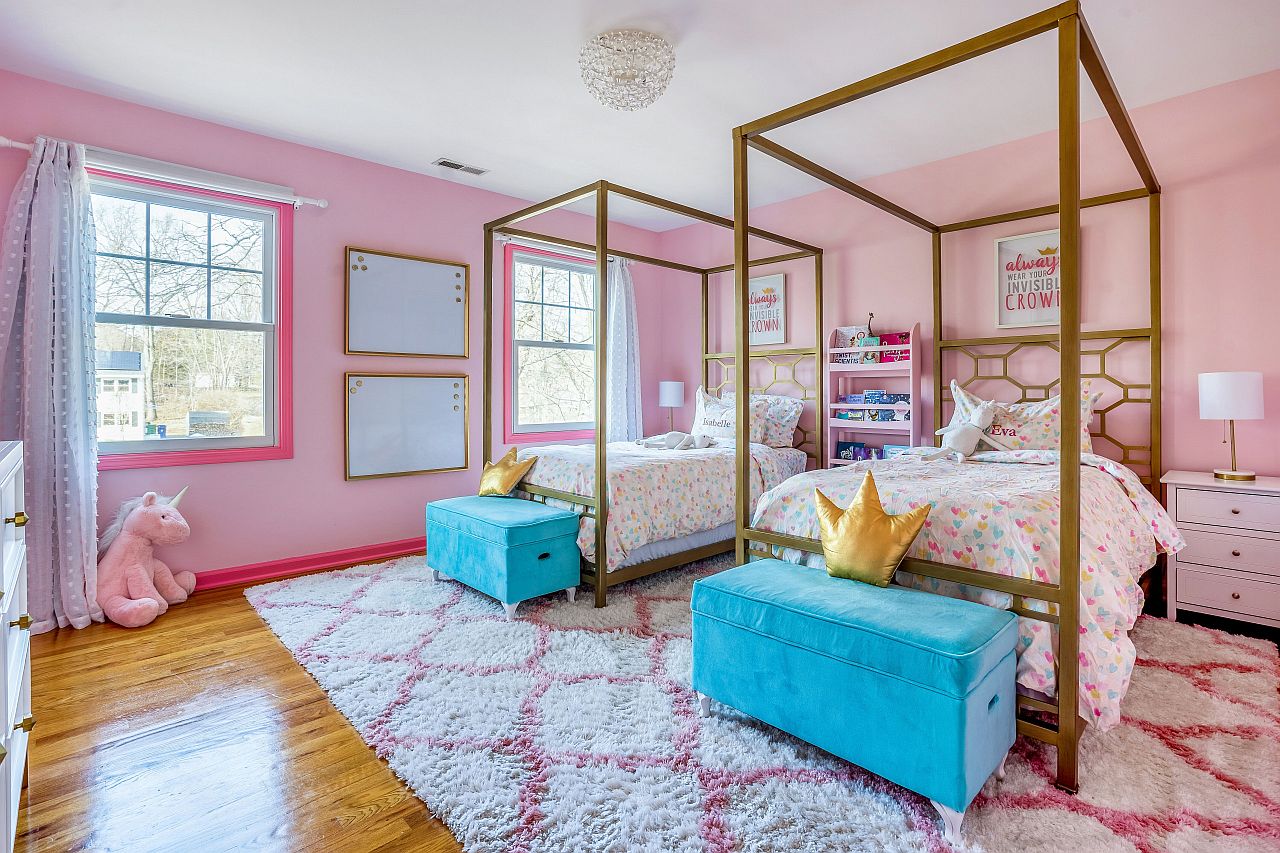 Pink in the backdrop along with blue accents for the modern bedroom