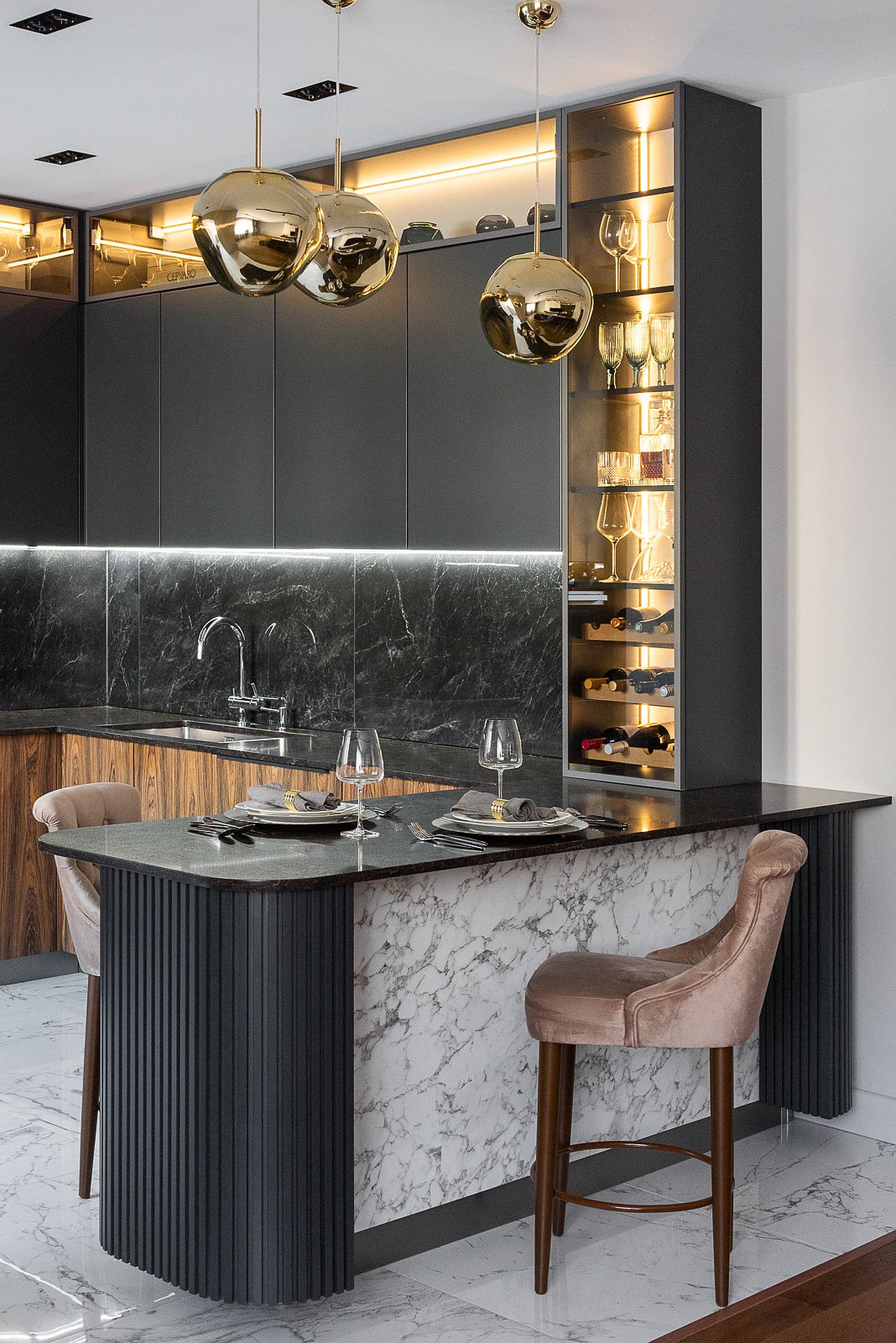 Contemporary kitchen in black with a polished black backsplash