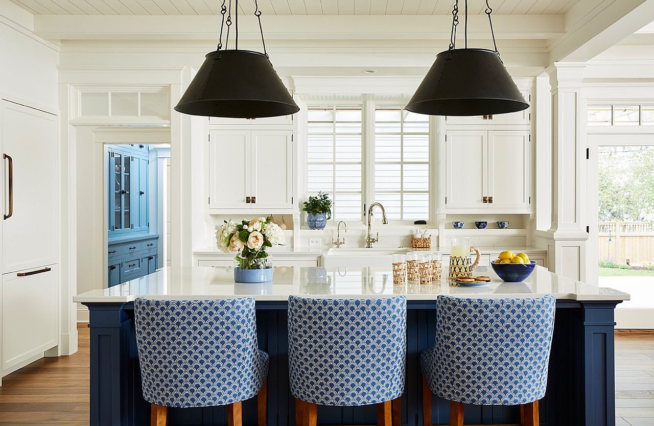 Dashing black pendants for the modern kitchen