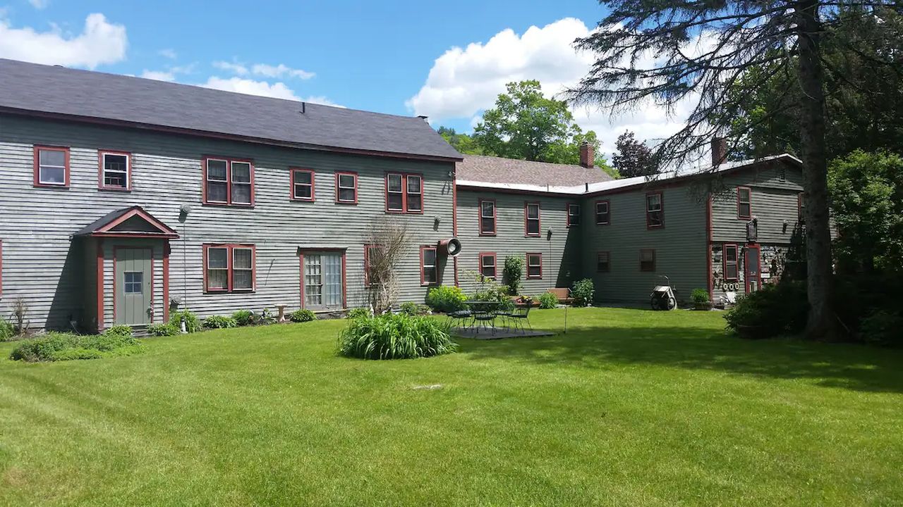 Haunted New Boston Inn Built in 1731