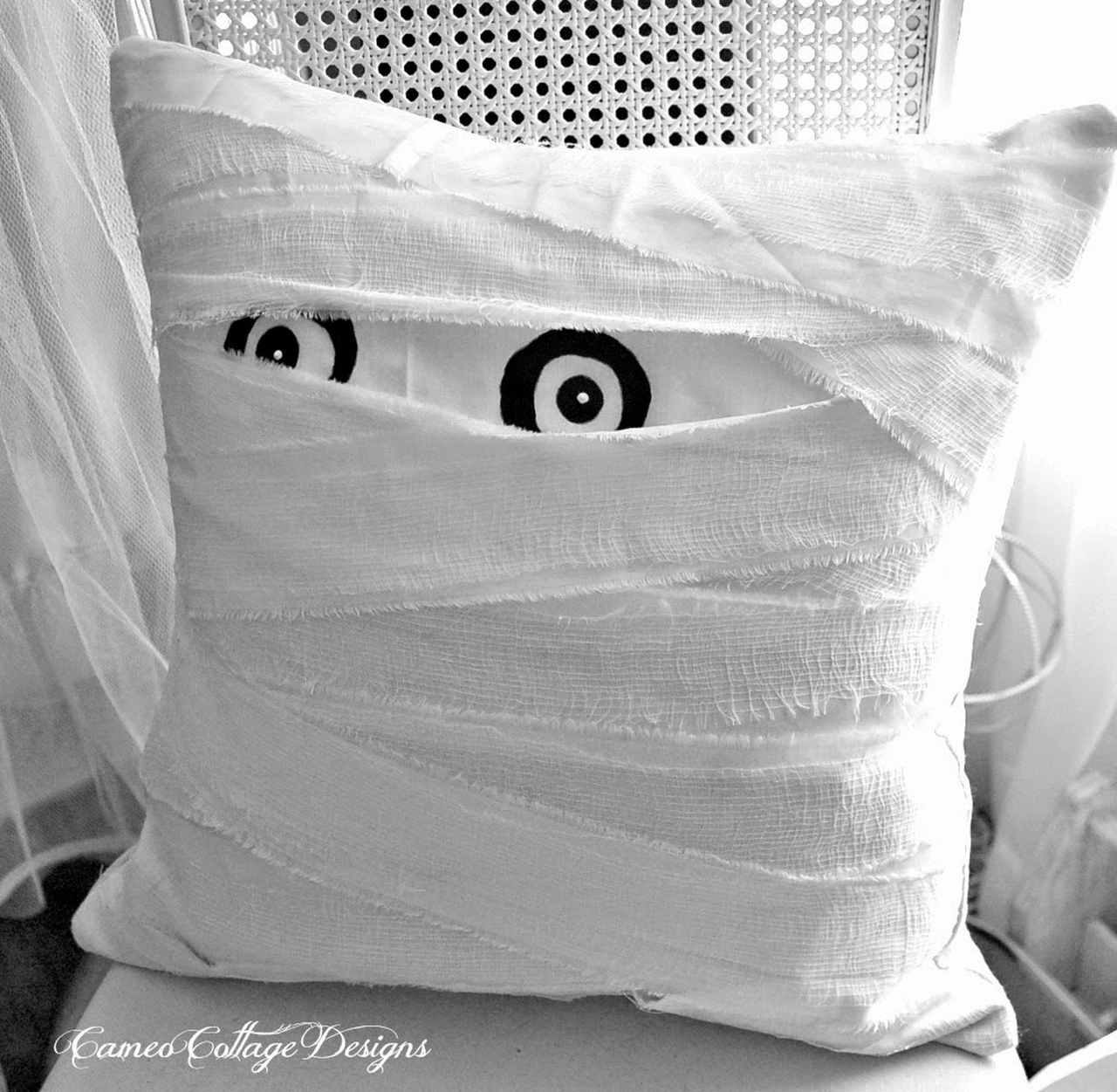 https://cdn.homecrux.com/wp-content/uploads/2022/09/Mummy-Throw-Pillow-for-Halloween.jpg