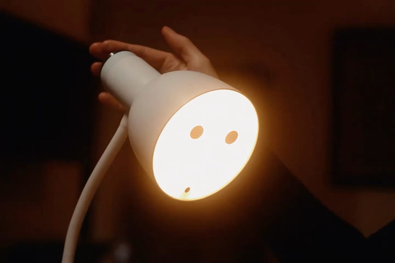 Pino auto tracking lamp by Werobot