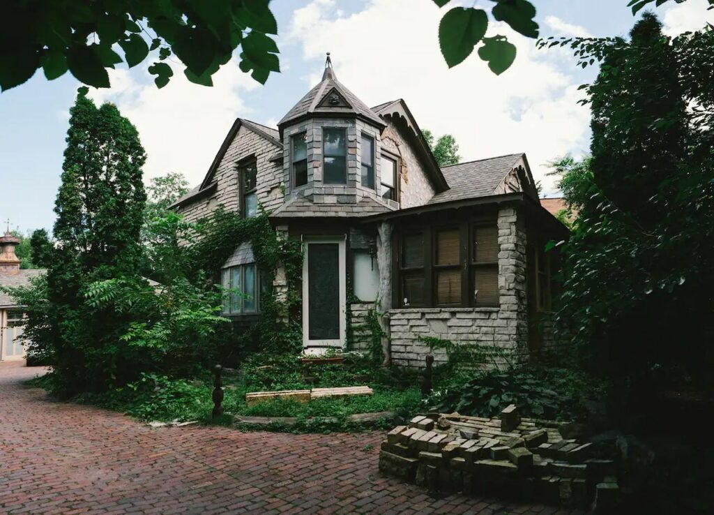 20+ Most Haunted Airbnbs In The US You Shouldn't Dare To Visit