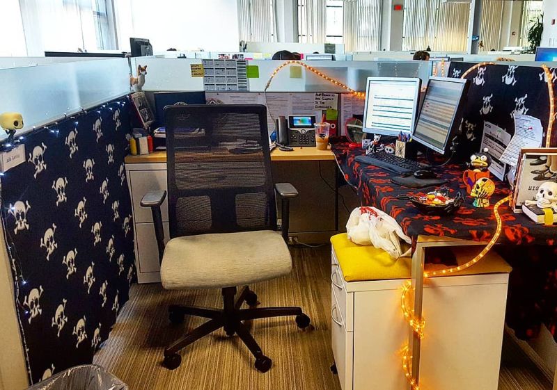 A bloody prop on the desk covered with skull-printed tablecloth can frighten anyone