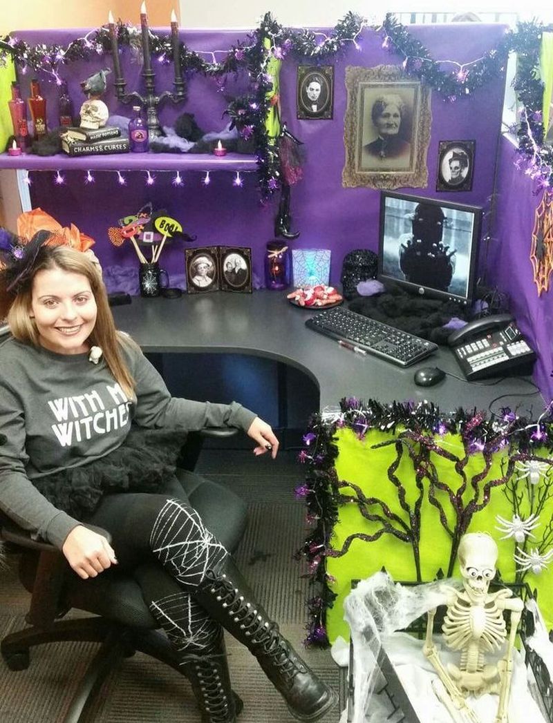 Black candles and garlands for cubicle Halloween decoration ideas