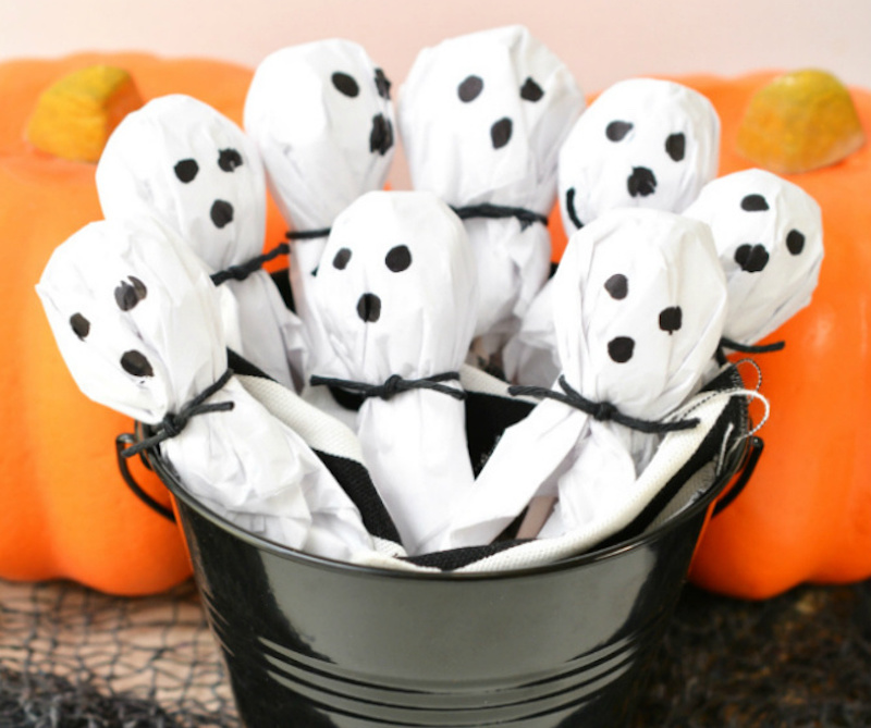 DIY Lollipop Ghosts decorations for Halloween 