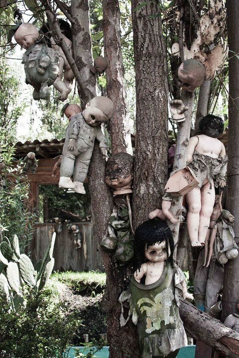 Hang dolls on trees to give your neighbors a sinister vibe