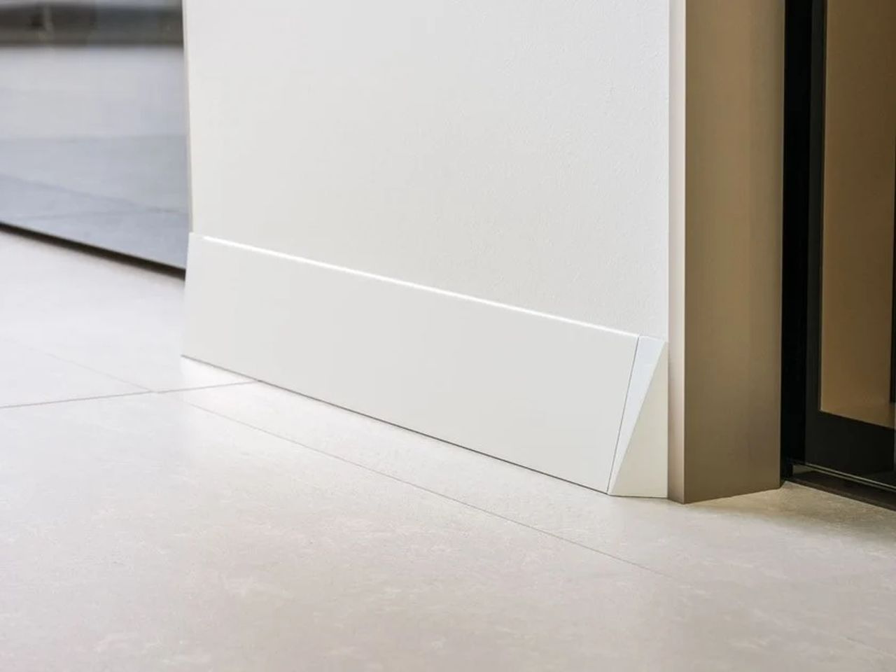 Inclined minimal skirting board