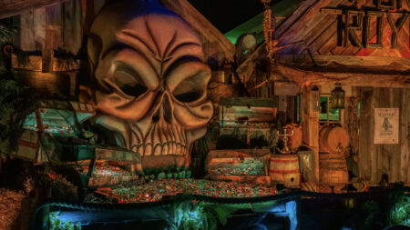 45 Larger-Than-Life Halloween Displays You Must See Larger Than Life Halloween decor You must see