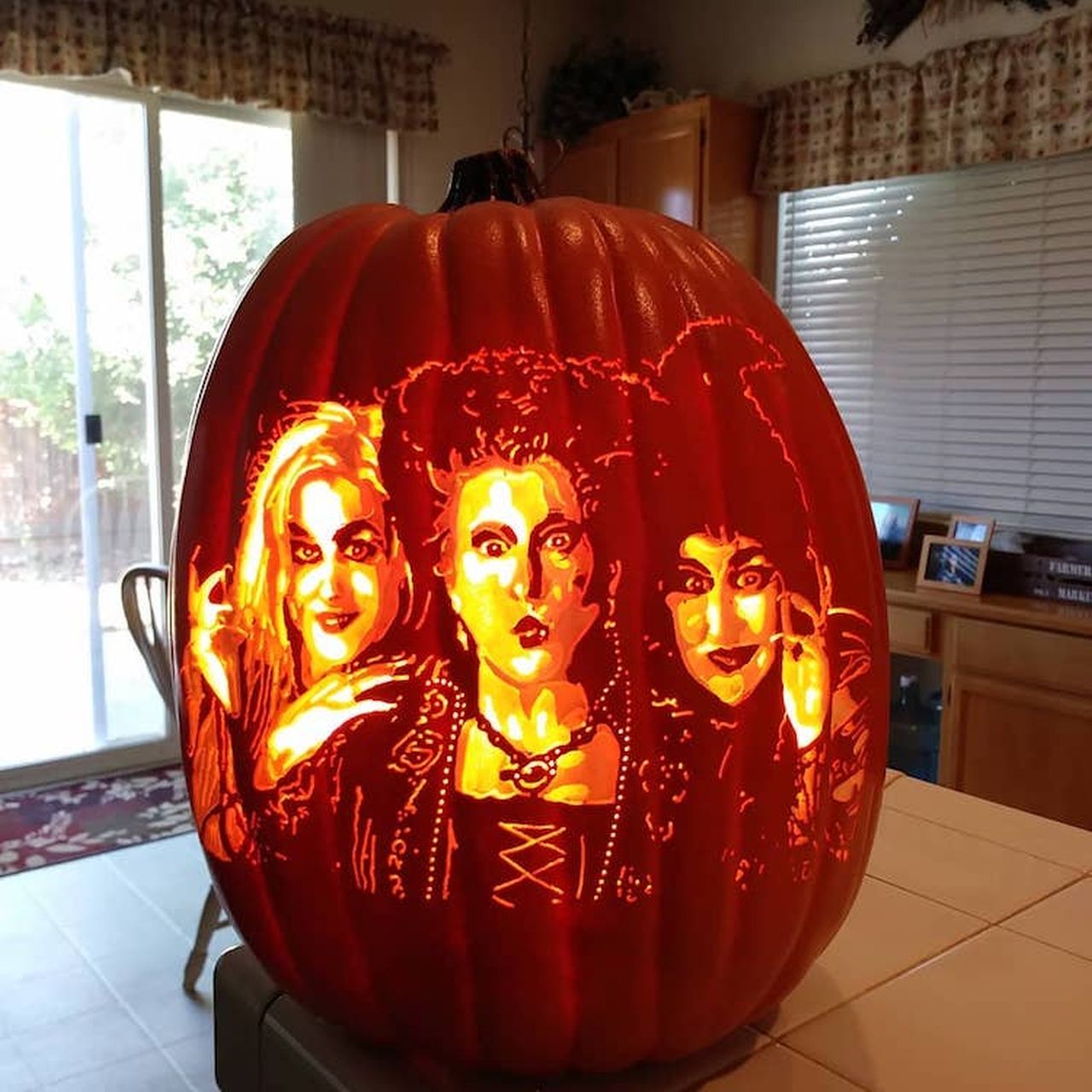 Pop Culture-Inspired pumpkin carving by Alex Wer