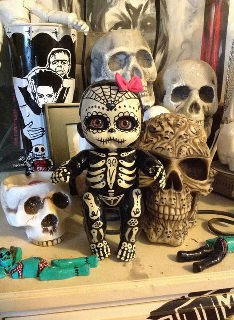 Skeleton doll_Creepy Doll Halloween decoration ideas 