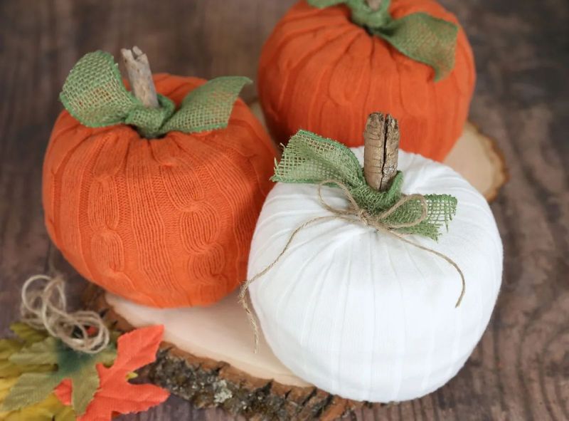 Halloween pumpkins from toilet paper roll and sweaters   