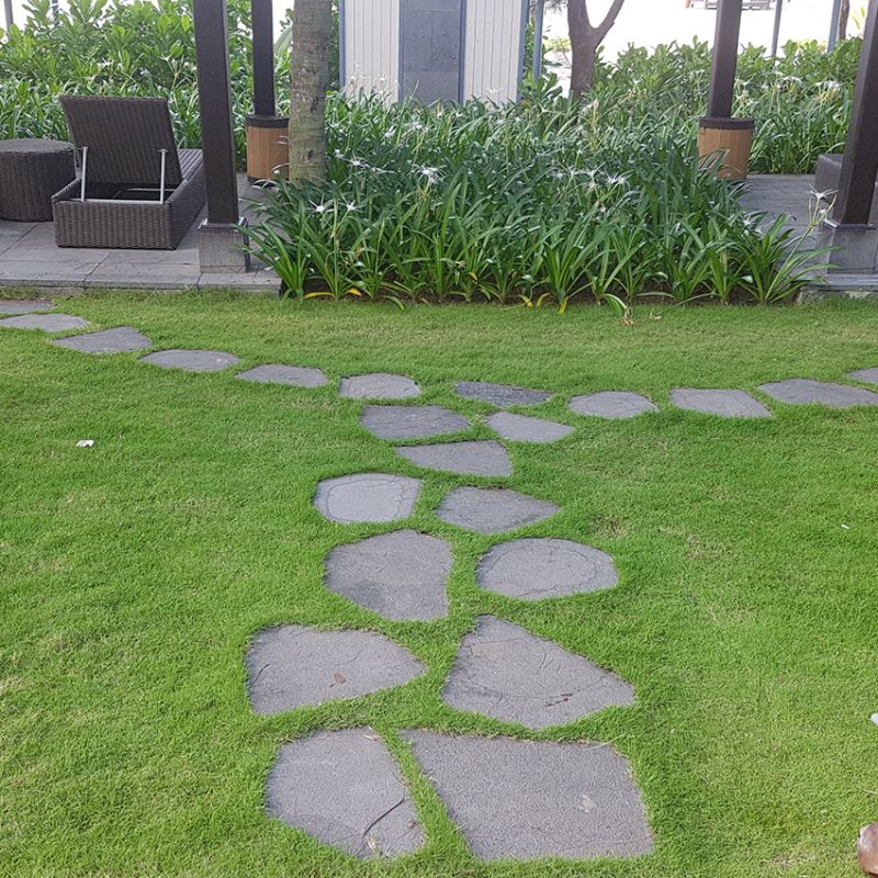 Easy-to-maintain stepping stones pathway