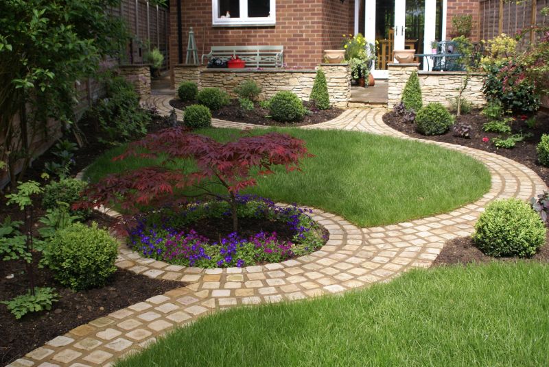 Mesmerizing circular garden pathway by Green Tree Garden Design Ltd.