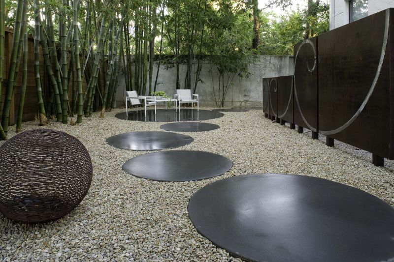 Modern gravel pathway with round stepping stones 