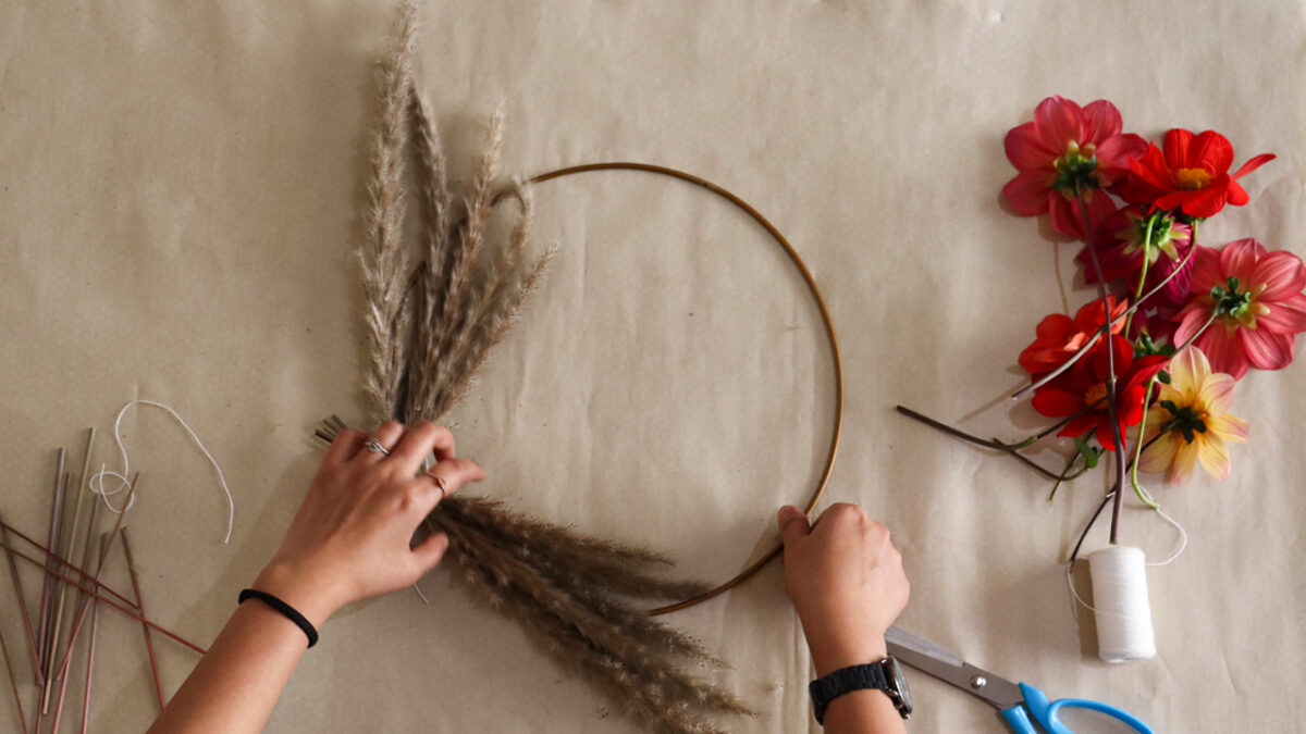 Make DIY Wire Frame Wreath in Two Minutes